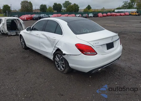2016 Mercedes-Benz C 300 4Matic z USA, uszkodzony, nr VIN 55SWF4KB8GU108567